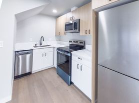 Stylish Living Near the Coast Modern 1 & 2 Bedroom Units at 1500 Venice Blvd
