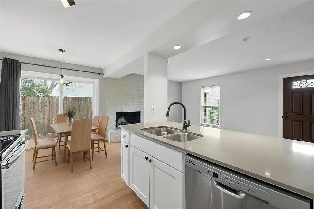 2 bed, 1.5 bath, 924 sqft, $1,600 — Photo 2