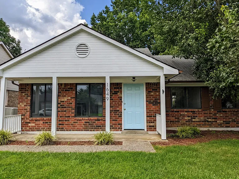 1649 Summerhill Dr — Photo 2