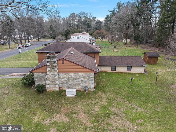 3rd image of 690 Woodward Dr