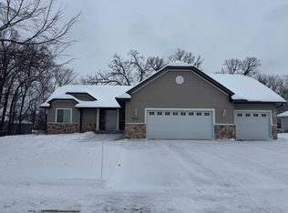 38161 Fieldstone Dr, North Branch, MN 55056