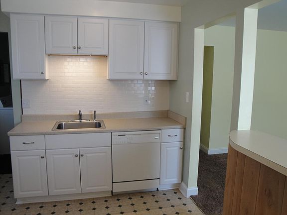 5th image of 11748 Centralia Ave