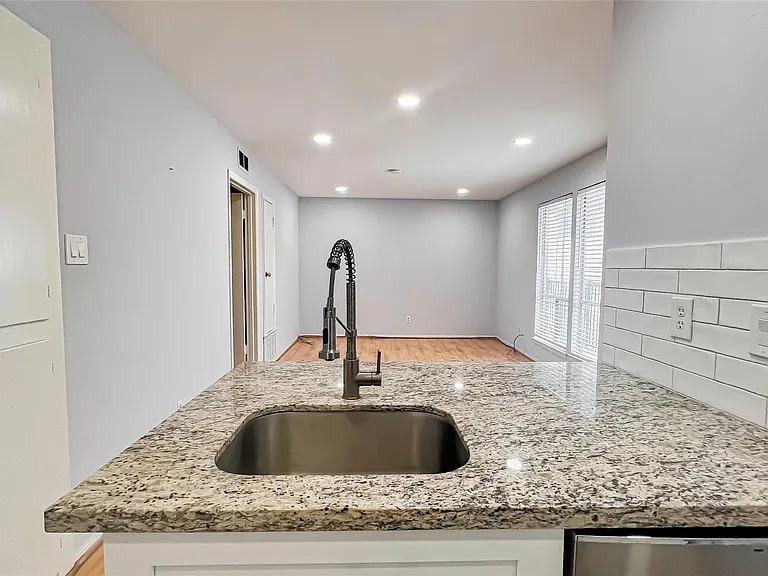 2515 Shakespeare St #4 — Photo 8
