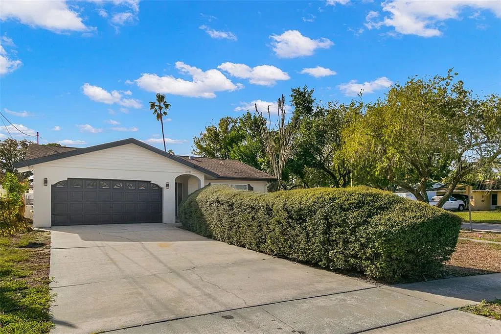 4 bed, 2.0 bath, 1671 sqft, $3,200 — Photo 2