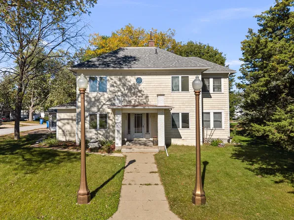 502 Fulton St, Grand Mound, IA 52751