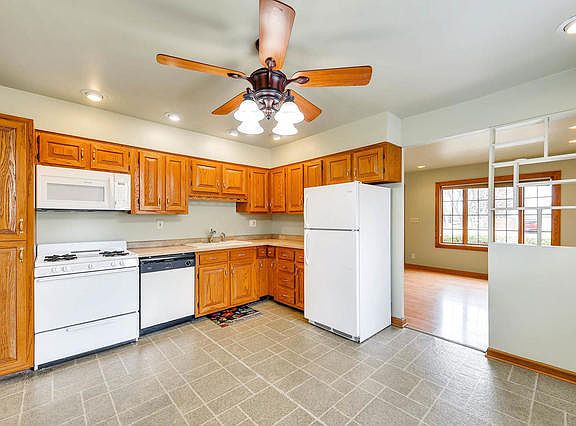 5th image of 102 E Streamwood Blvd