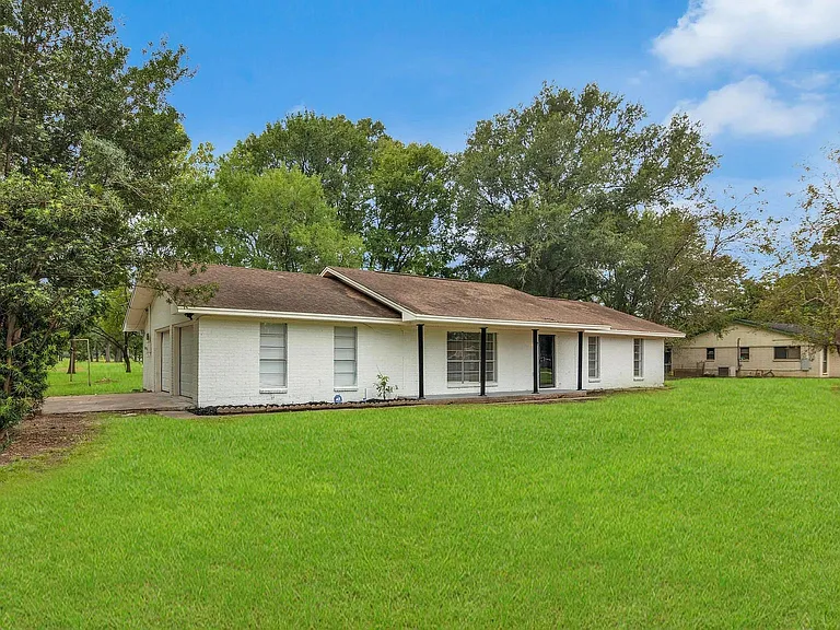 290 E Smith St — Photo 1