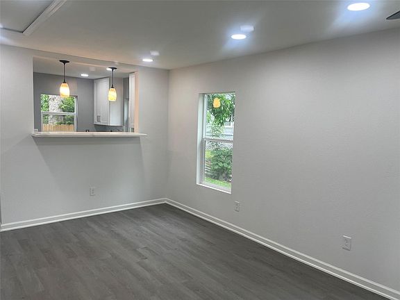 3rd image of 1072 Conklin St