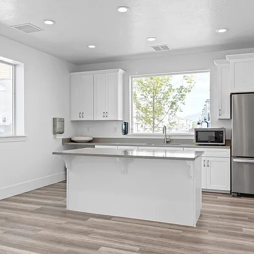 673 N 380 W — Photo 31