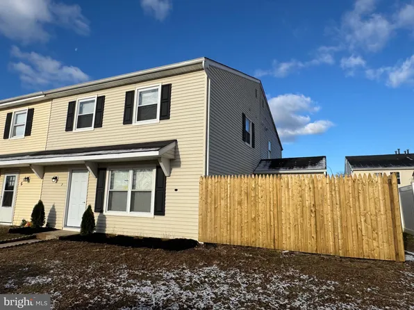 7 Long Bow Ct, Sicklerville, NJ 08081