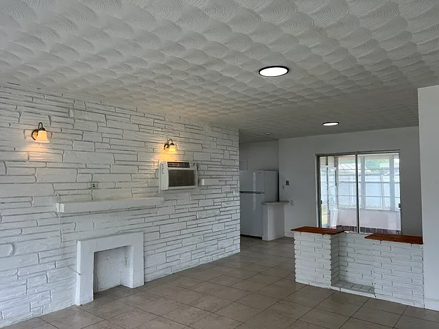 2210 N 57th Ave — Photo 19