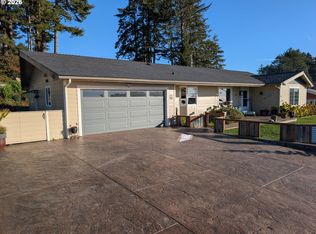 814 Paradise Ln, Brookings, OR 97415