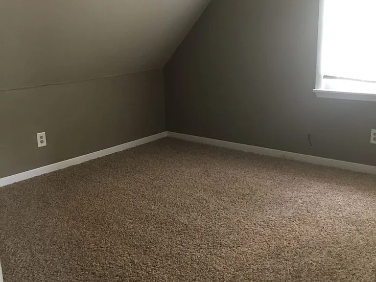 1324 Stratford Ave — Photo 7