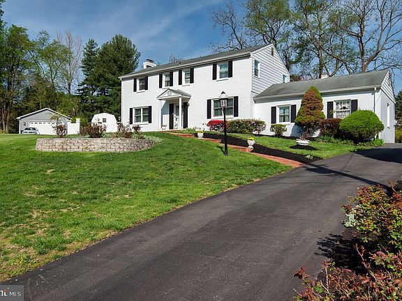 2nd image of 601 Parker Ct