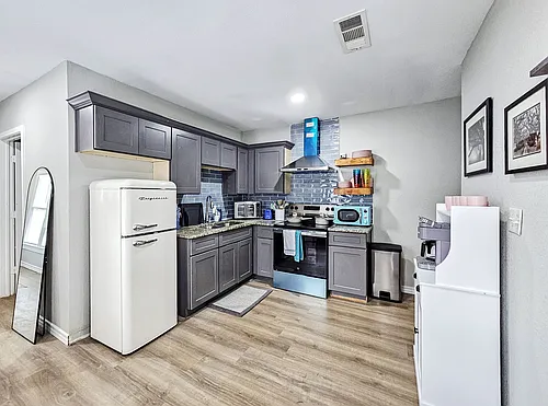 1241 Lowe St Photo 1