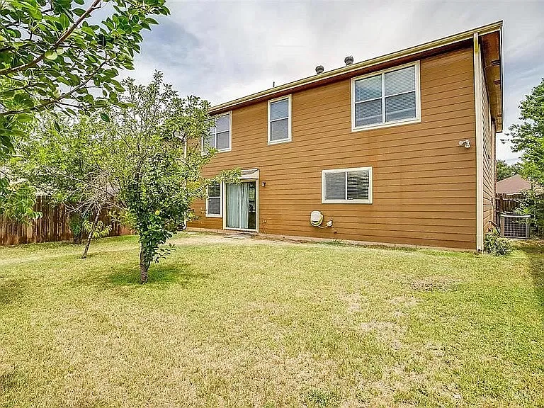 4 bed, 2.5 bath, 2246 sqft, $2,390 — Photo 2