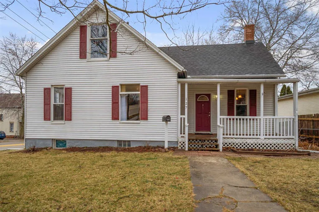 127 Magoun St photo 1