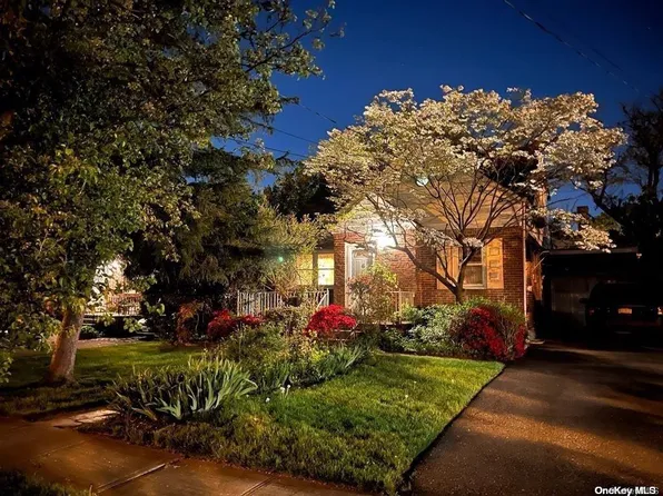 6 Baxter Avenue, New Hyde Park, NY 11040