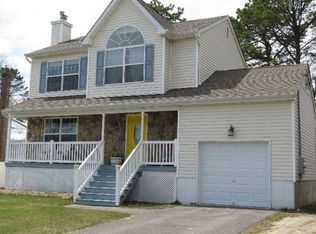 8 Amarr Dr, Shirley, NY 11967