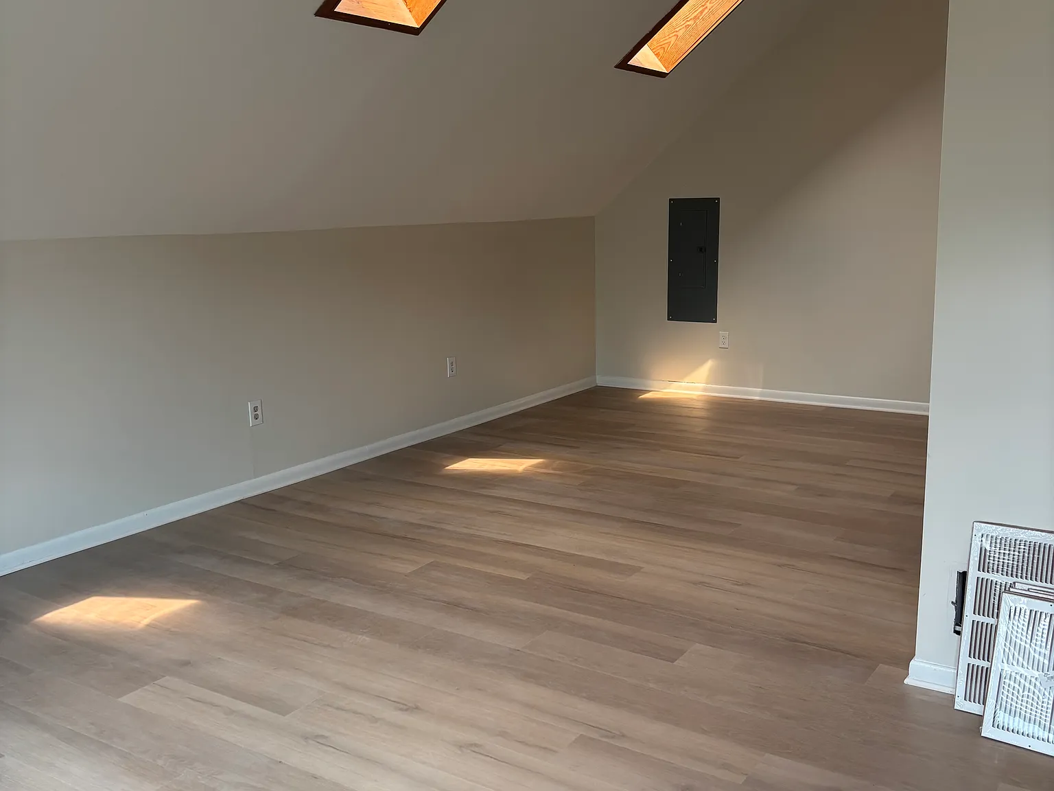 3 bed, 1.5 bath, 1100 sqft, $2,000 — Photo 2