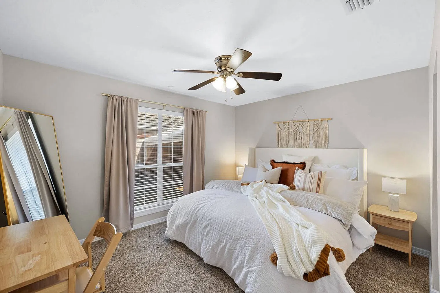 4 bed, 2.5 bath, 1517 sqft, $6,910 — Photo 3