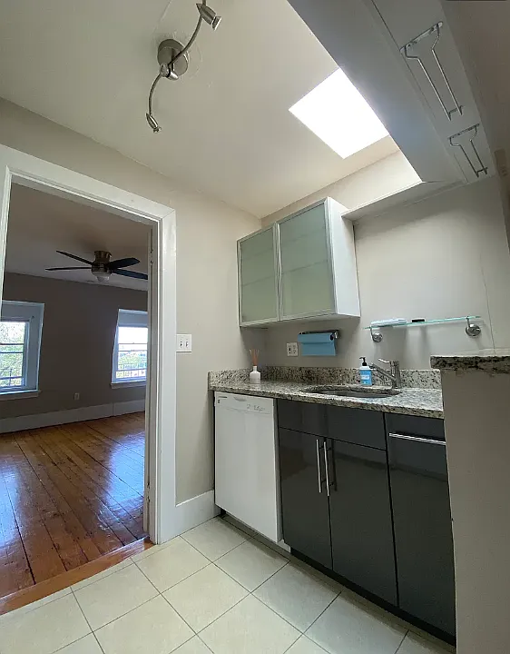 43 Monument Ave #3B