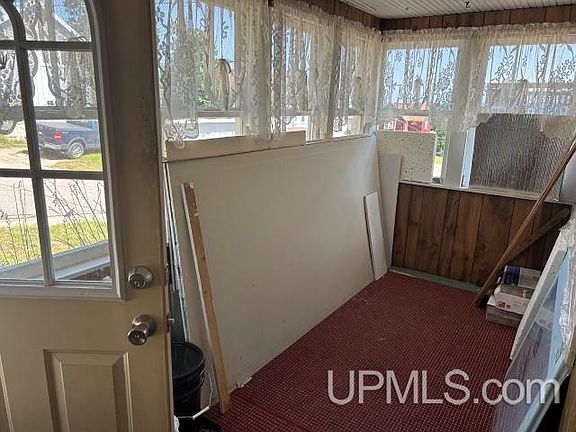5th image of 211 Hickory St