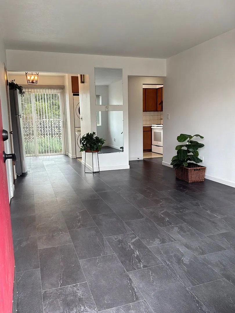 236 E Lauridsen Blvd — Photo 2