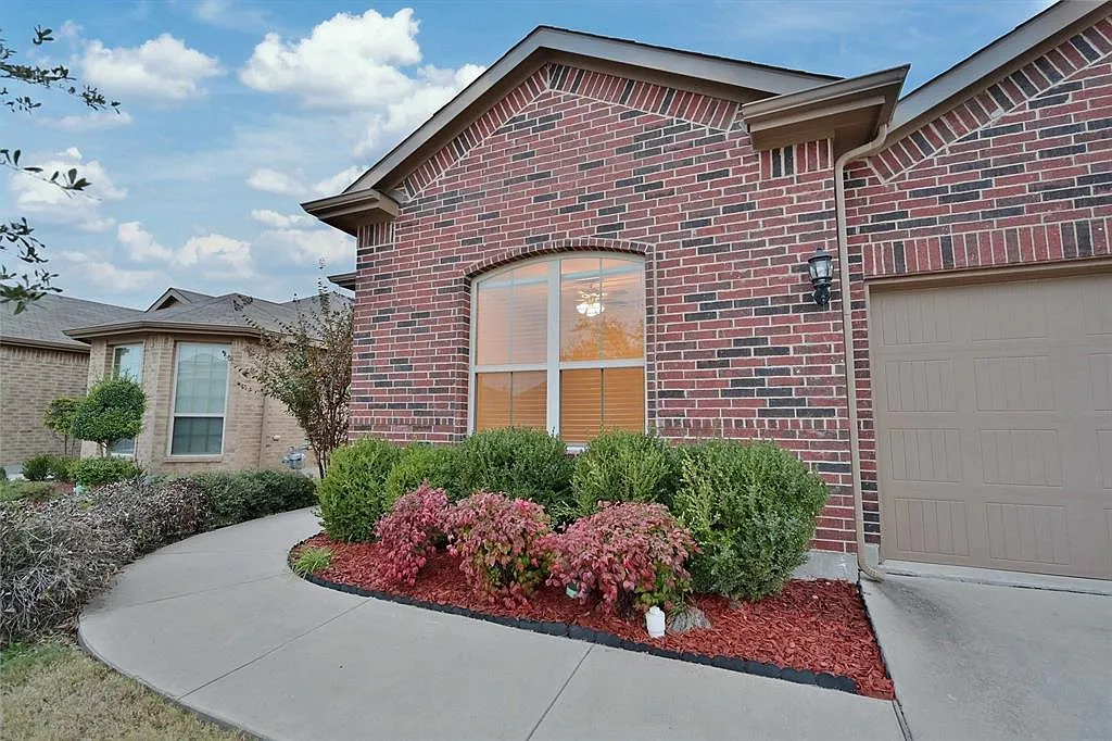 3 bed, 2.0 bath, 1441 sqft, $2,075 — Photo 2