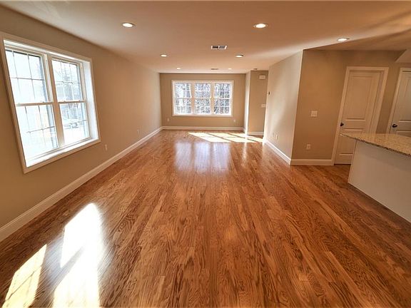3rd image of 125 Hillcrest Ave