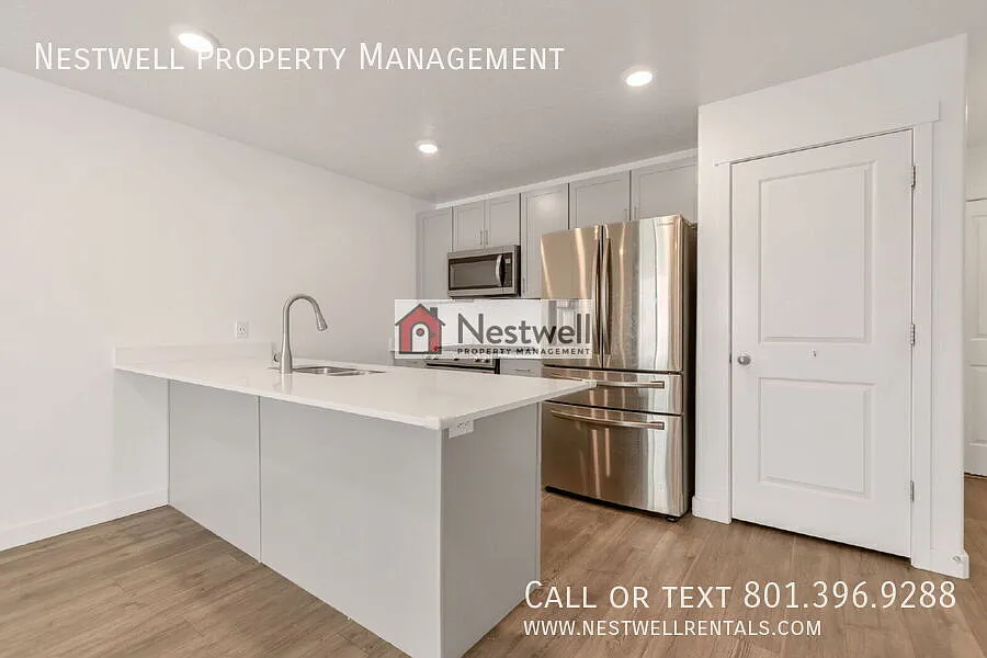 Lovely 3-bed Townhouse in Magna community! — Photo 2