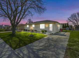 46911 Crestview Dr, Macomb, MI 48044