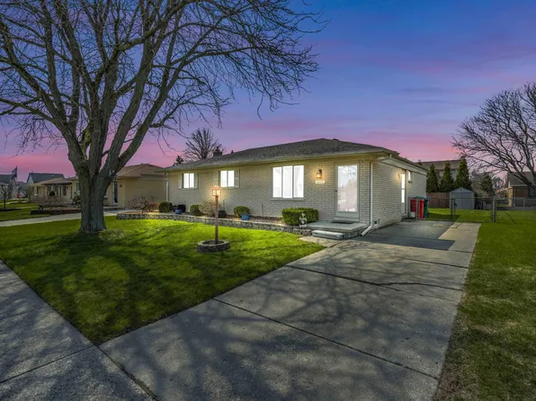 46911 Crestview Dr, Macomb, MI 48044