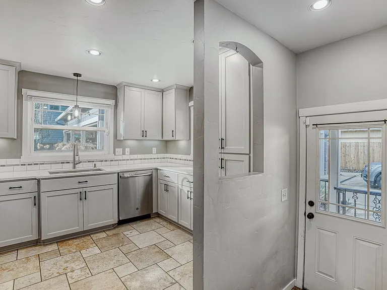 2507 NE 59th St — Photo 11