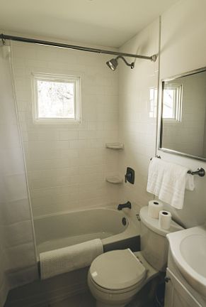 Clean, well-maintained bathroom featuring a tub/shower combo, modern fixtures, and natural light. Ideal for extended stays, offering comfort and practicality for relocation clients, traveling professionals, and month-to-month renters.