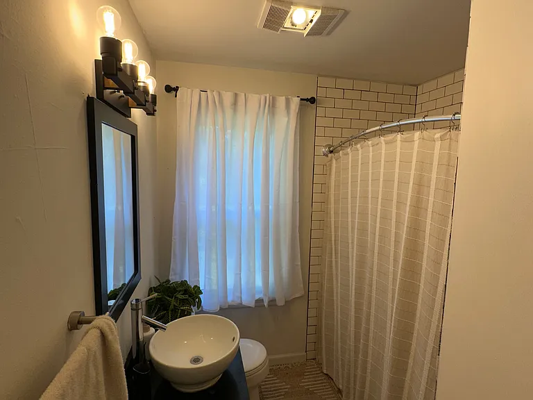 1374 E 42nd Pl — Photo 3