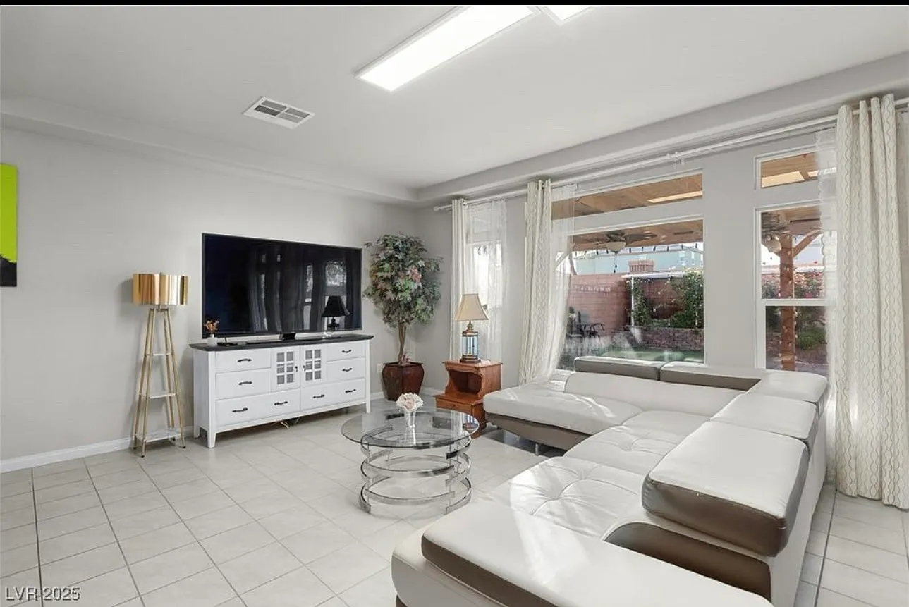 4 bed, 2.5 bath, 2290 sqft, $2,796 — Photo 3