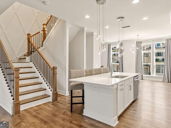 5th image of 615 Fairview Cir