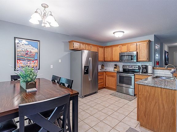 3rd image of 40 Headley Dr