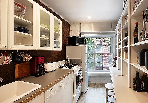 4th image of 120 Charles St