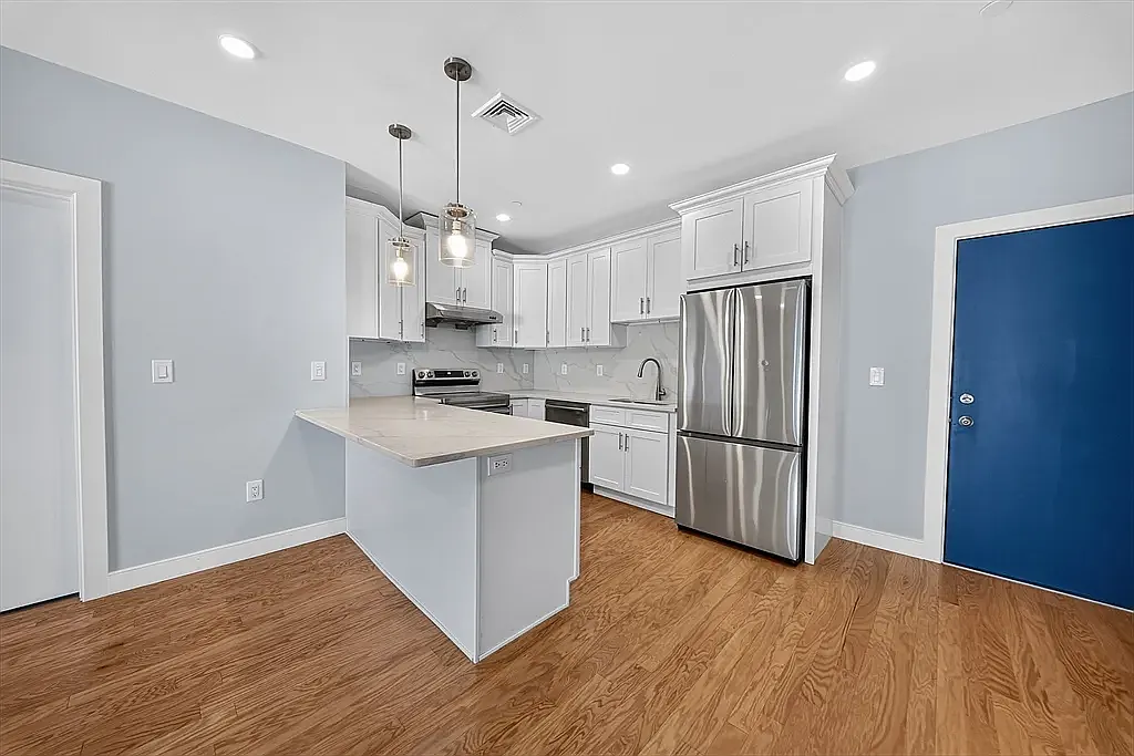 2 bed, 855 sqft, $2,700 — Photo 4