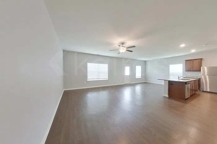 4 bed, 2.5 bath, 2002 sqft, $1,965 — Photo 4
