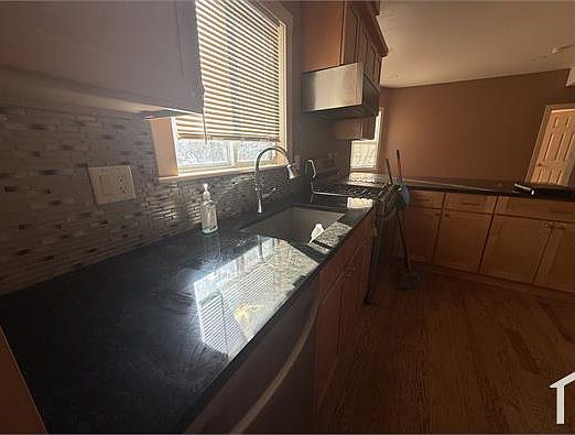 3rd image of 574 Warren Ave #2