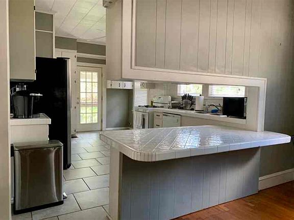 Great prep space in the kitchen perfect for cooking or entertaining.