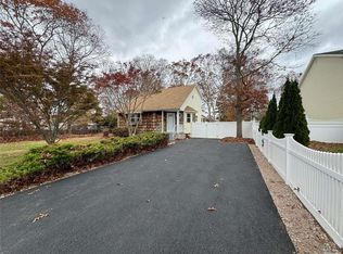 81 Parkwood Dr, Mastic Beach, NY 11951