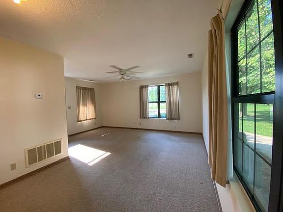 Living room/dining area