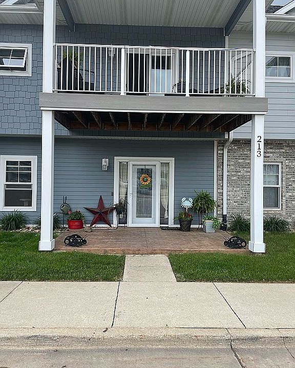1st image of 213 1st Ave S