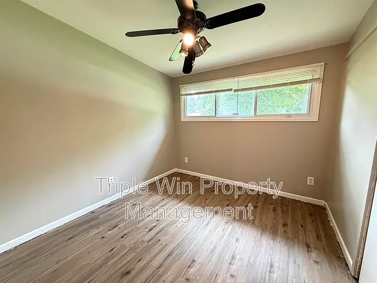 865 Robinwood Dr — Photo 11