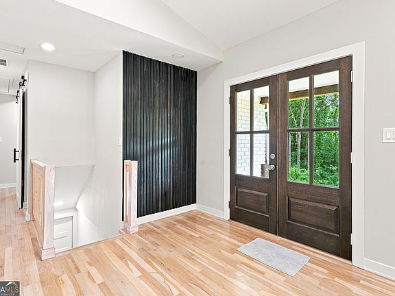 3rd image of 2618 Beechwood Dr