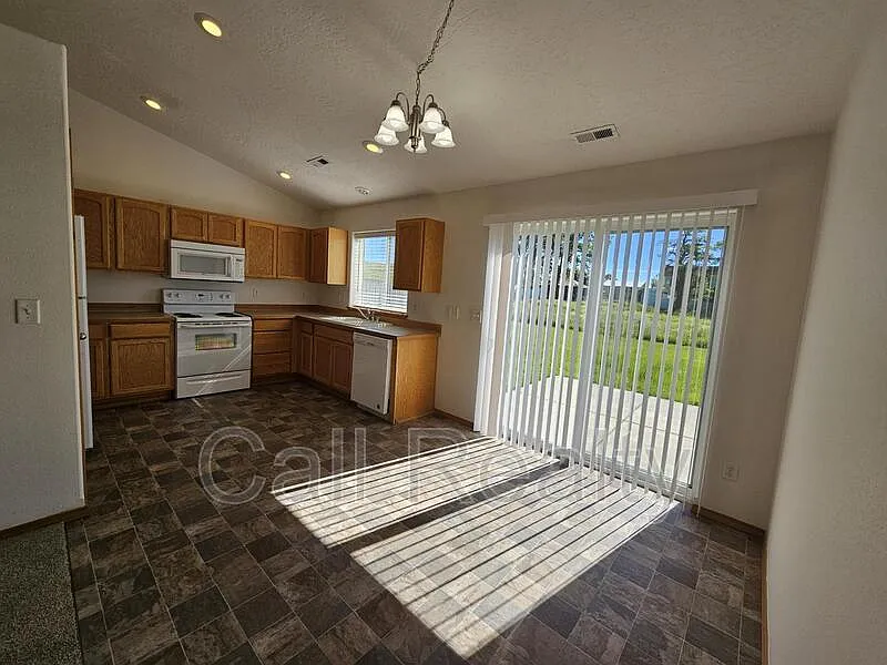 3 bed, 2.0 bath, 1198 sqft, $2,100 — Photo 4